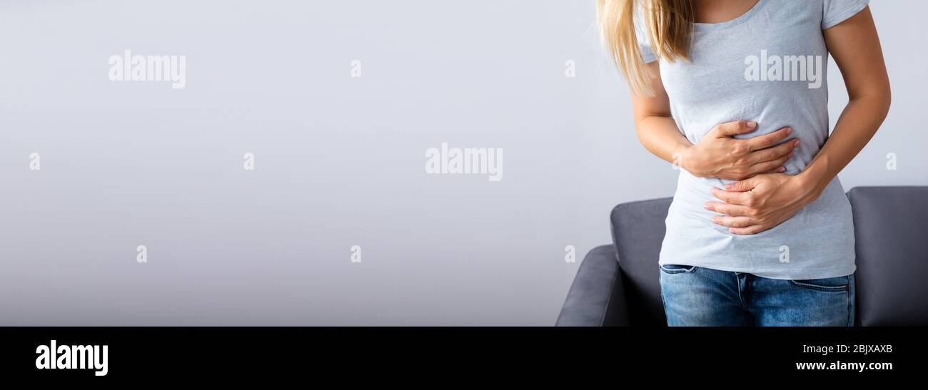 Frau mit PMS und Magen Verdauungsproblem Stockfoto