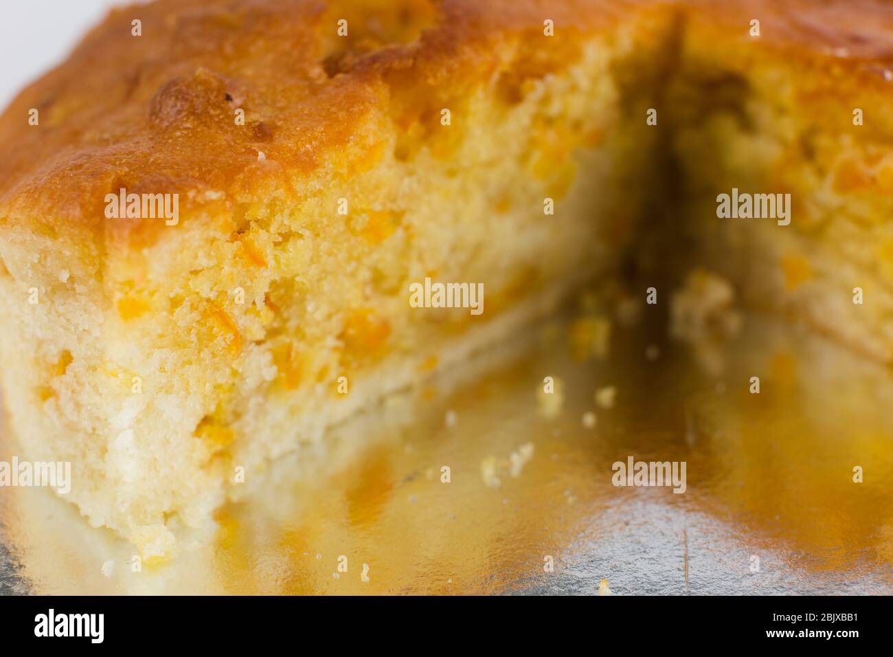 Karottenkuchen auf einer Glasplatte Stockfoto