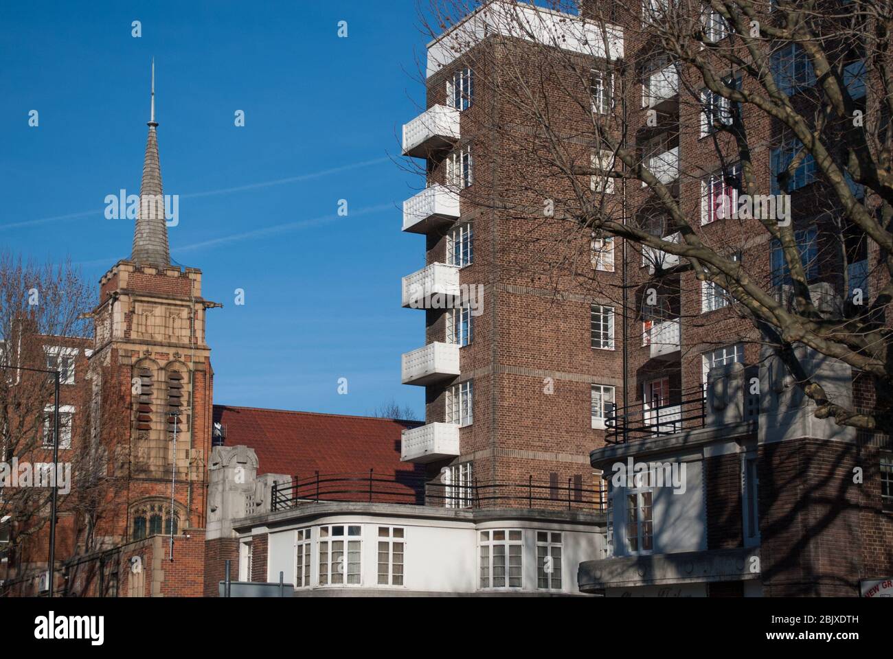 1930er Jahre Architektur Apartment Block Wohnungen Red Brick Balconies Art Deco The Grampians, Shepherds Bush Road, London W6 von Collcutt & Hamp Maurice Webb Stockfoto