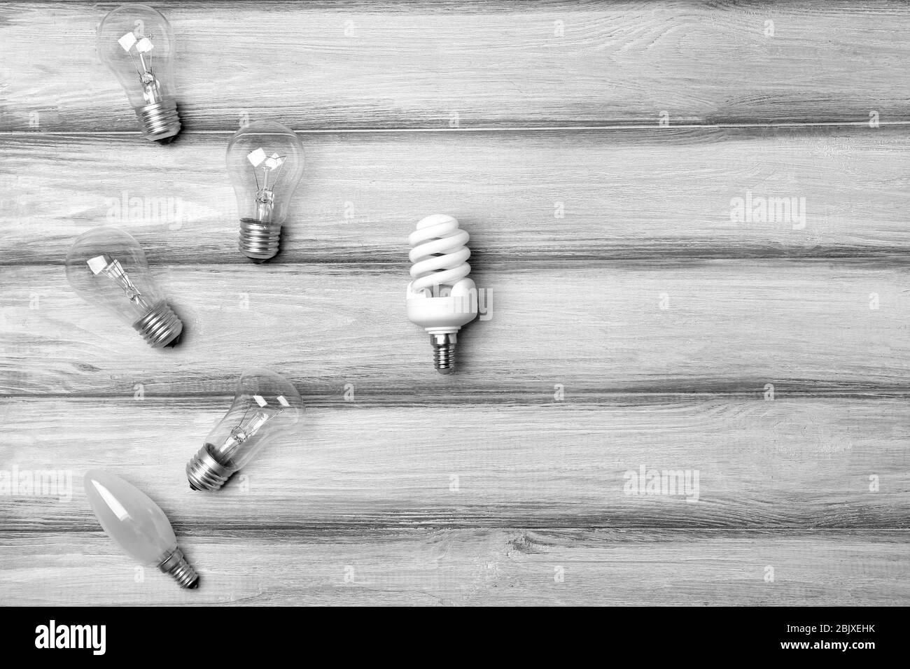 Leuchtstoff- und Glühlampen auf Holzhintergrund Stockfoto