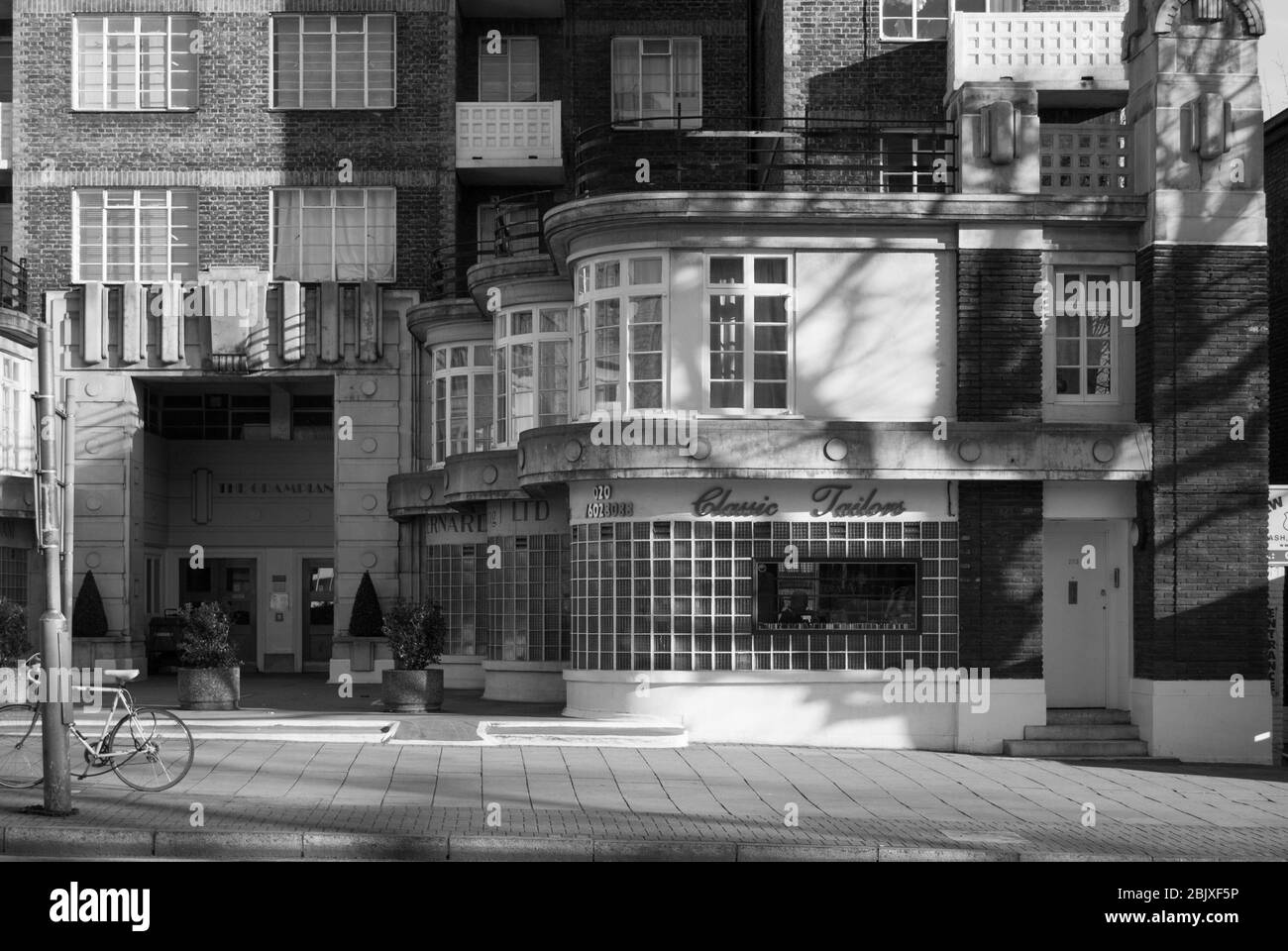 1930er Jahre Architektur Apartment Block Wohnungen Red Brick Balkone Art Deco The Grampians, Shepherds Bush Road, London W6 Collcutt & Hamp Maurice Webb B&W Stockfoto