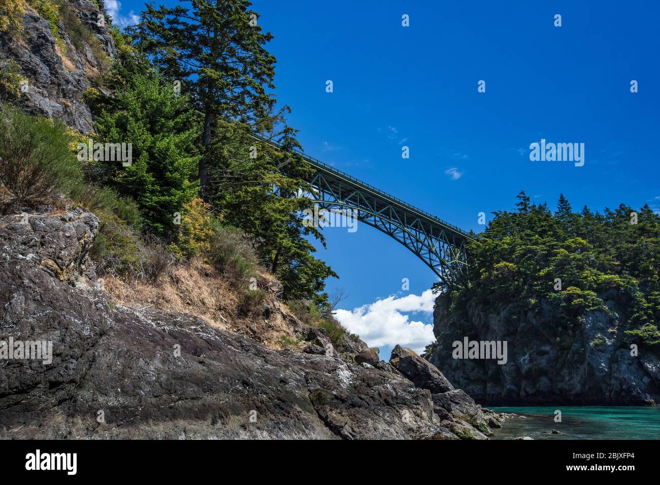 Deception Pass Bridge, die Fidalgo und Whidbey Islands verbindet, im Deception Pass State Park, Washington State, USA Stockfoto