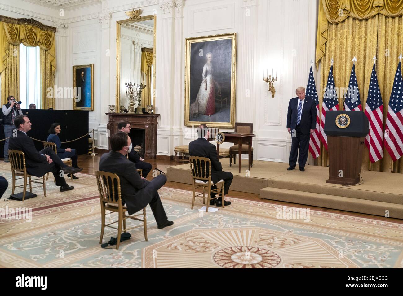 Washington, Usa. April 2020. Präsident Donald J. Trump spricht über den Schutz von Senioren vor der COVID-19-Pandemie im Ostraum des Weißen Hauses in Washington, DC, USA, 30. April 2020. Die Veranstaltung kommt, nachdem der Präsident sagte, er werde nicht föderalen sozialen Distanzierungsrichtlinien, die am Ende des Tages auslaufen wird verlängern. Foto von Jim Lo Scalzo/UPI Quelle: UPI/Alamy Live News Stockfoto