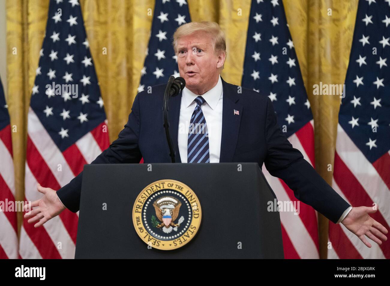 Washington, Usa. April 2020. Präsident Donald J. Trump spricht über den Schutz von Senioren vor der COVID-19-Pandemie im Ostraum des Weißen Hauses in Washington, DC, USA, 30. April 2020. Die Veranstaltung kommt, nachdem der Präsident sagte, er werde nicht föderalen sozialen Distanzierungsrichtlinien, die am Ende des Tages auslaufen wird verlängern. Foto von Jim Lo Scalzo/UPI Quelle: UPI/Alamy Live News Stockfoto