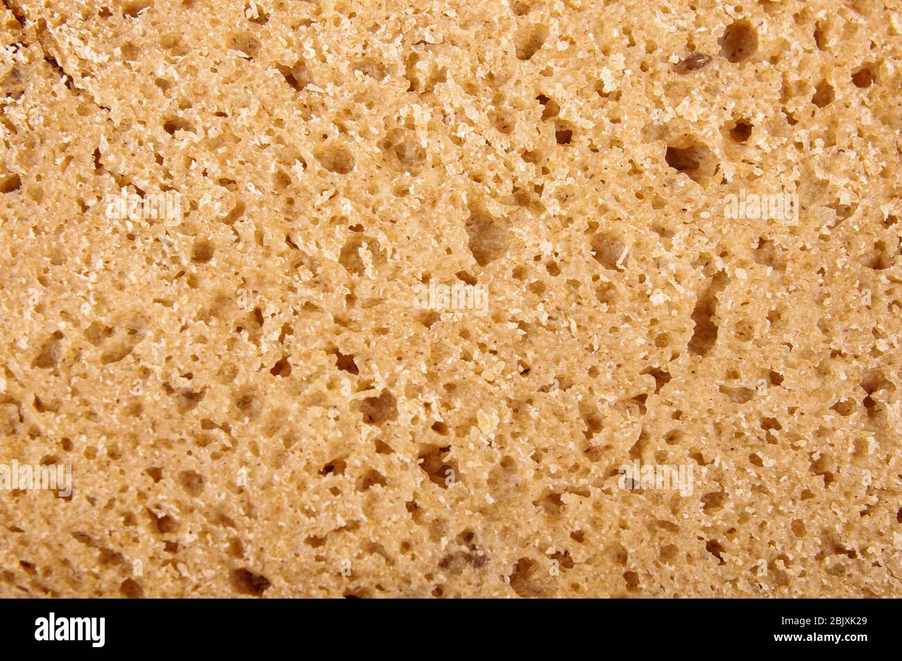 Makro Nahaufnahme der traditionellen litauischen Roggenbrotscheibe (dunkles Brot) Stockfoto