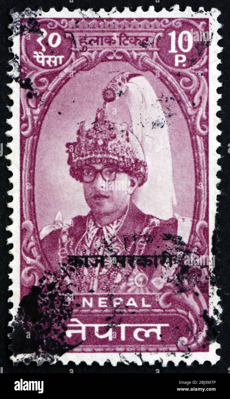 NEPAL - UM 1962: Eine in Nepal gedruckte Briefmarke zeigt König Mahendra, König von Nepal, um 1962 Stockfoto