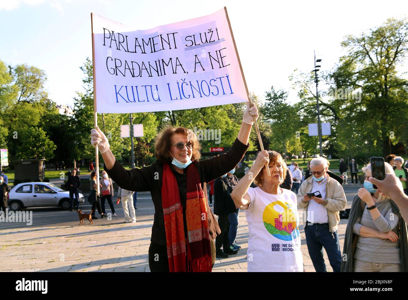 Belgrad, Serbien. April 2020. Während der Proteste vor dem Parlament halten die Demonstranten während der anhaltenden COVID-19-Pandemie ein Transparent mit serbisch-lateinischen Buchstaben "das Parlament dient den Bürgern, nicht dem Personenkult". Die serbische Opposition und Mitglieder der Allianz für Serbien protestierten vor dem parlamentsgebäude gegen die Regierungspolitik, um die Ausbreitung der durch das SARS-CoV-2-Coronavirus verursachten Pandemie COVID-19 einzudämmen. Kredit: Koca Sulejmanovic/Alamy Live News Stockfoto