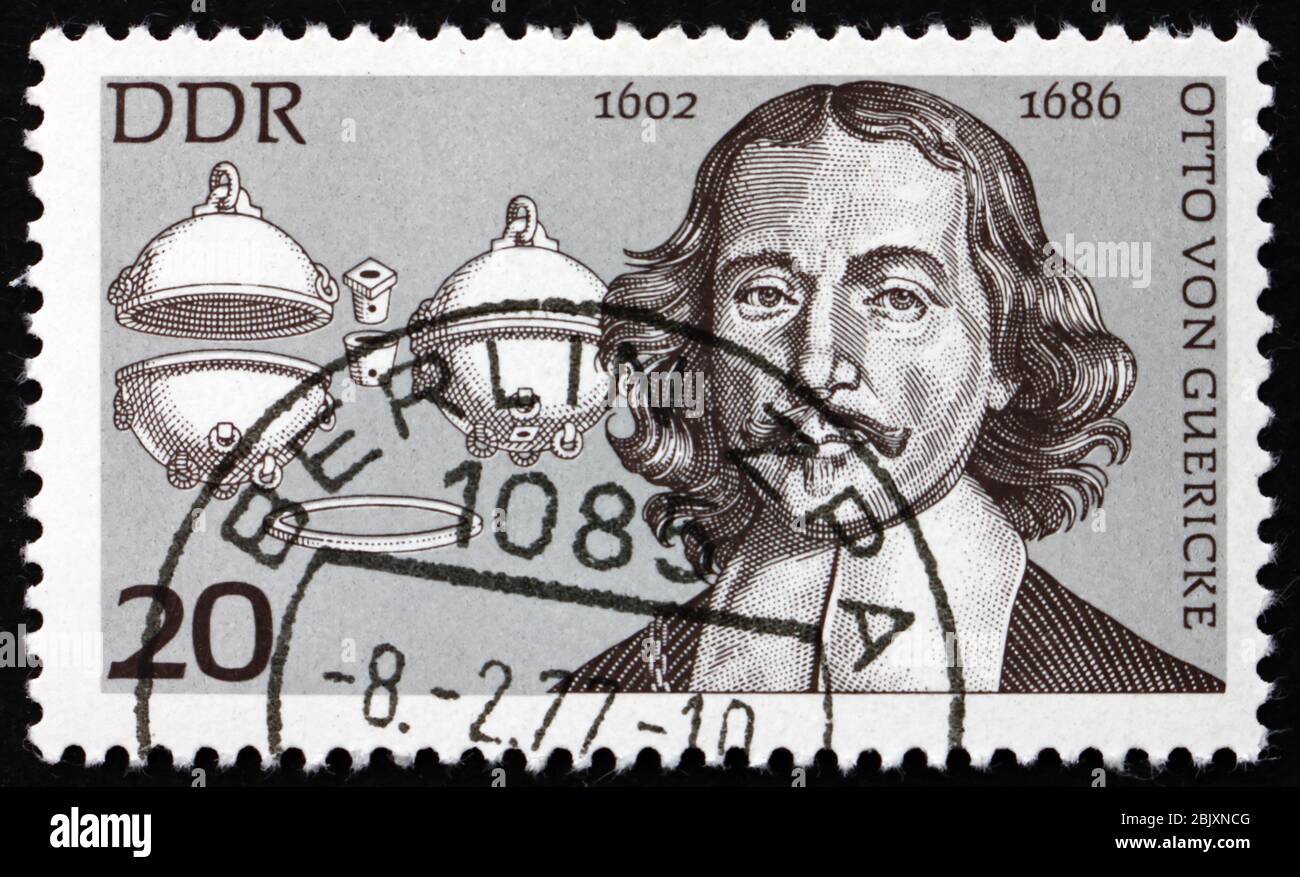 DEUTSCHLAND - UM 1977: Eine in Deutschland gedruckte Briefmarke zeigt Otto von Guericke, Physiker, und Magdeburger Hemisphären, um 1977 Stockfoto