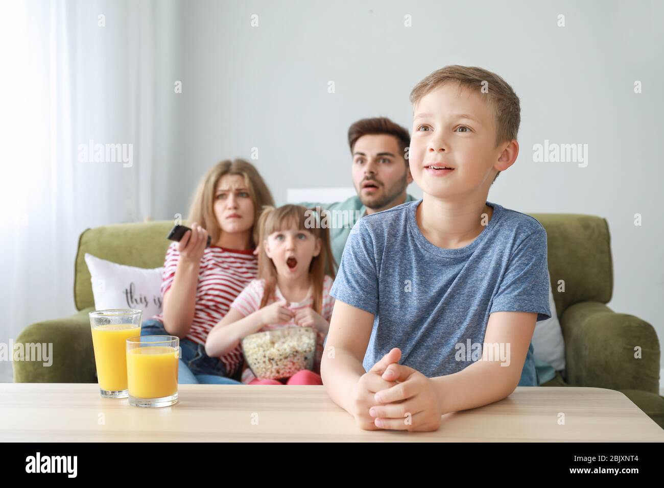 Familie Fernsehen zu Hause Stockfoto