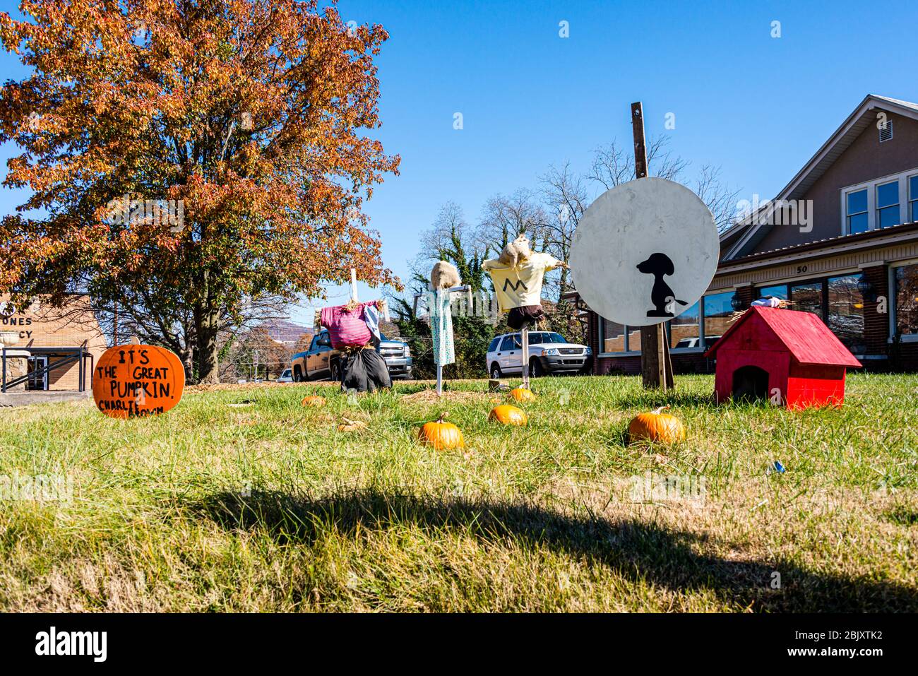 Blairsville, GA Historic Union County Courthouse - Halloween-Dekorationen Stockfoto