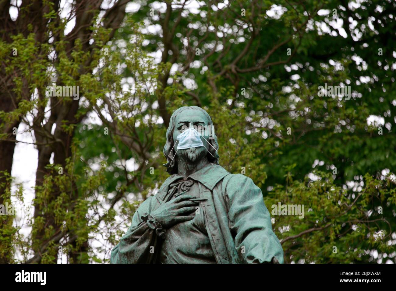 Mittelalter Philosoph Jakob Böhme gest. 1624 (Denkmal) mit Mund-Nasen-Schutz im Park des Friedens in Görlitz am 30.4.2020 Stockfoto