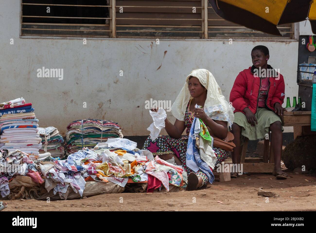 Bukavu, Demokratische Republik Kongo : Afrikanische kongolesische Frauen in bunten traditionellen Kleidung lokalen Markt Handel Stockfoto