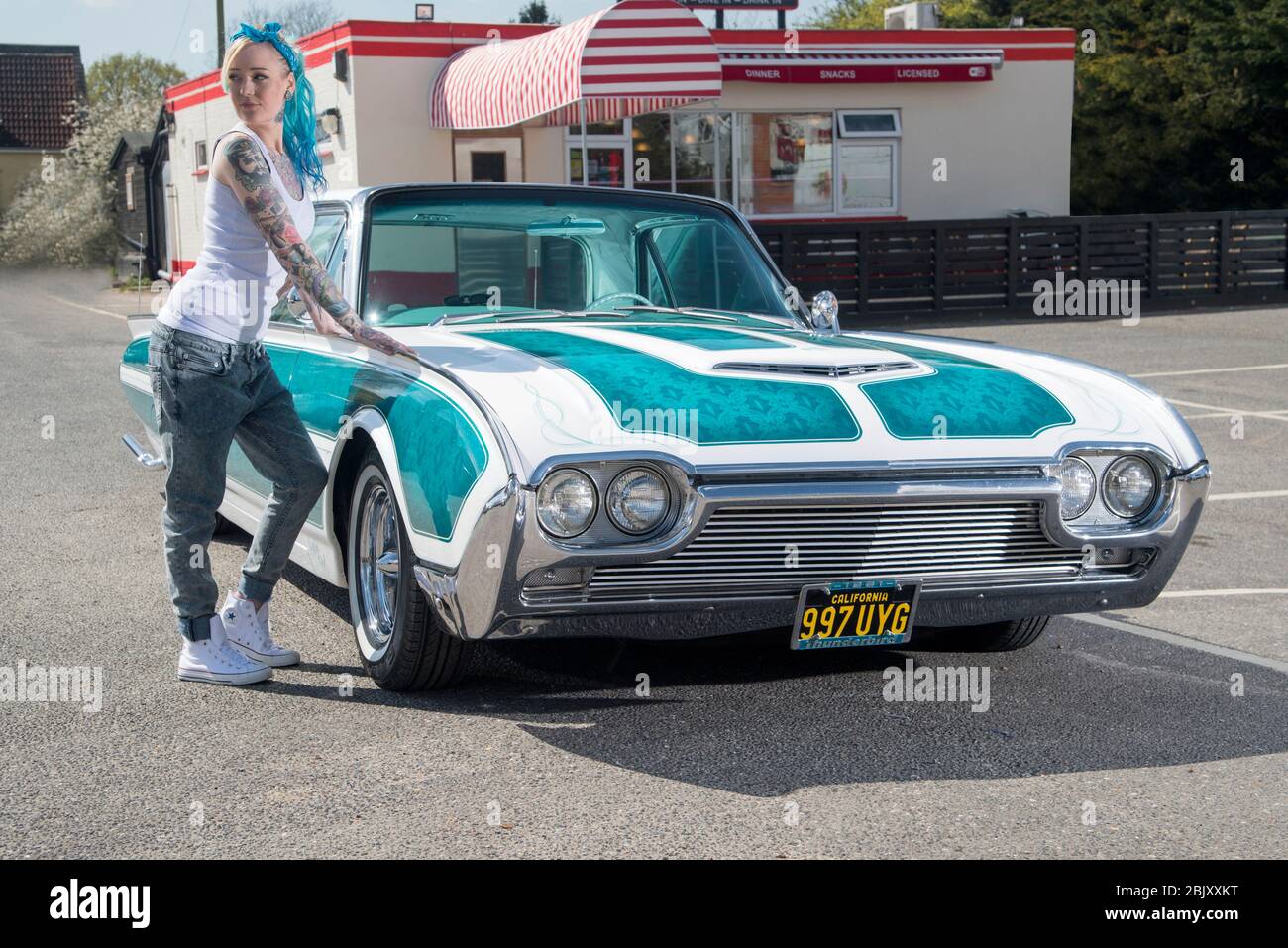 Ford Thunderbird Low Rider mit LA Gang Style Girl Stockfoto