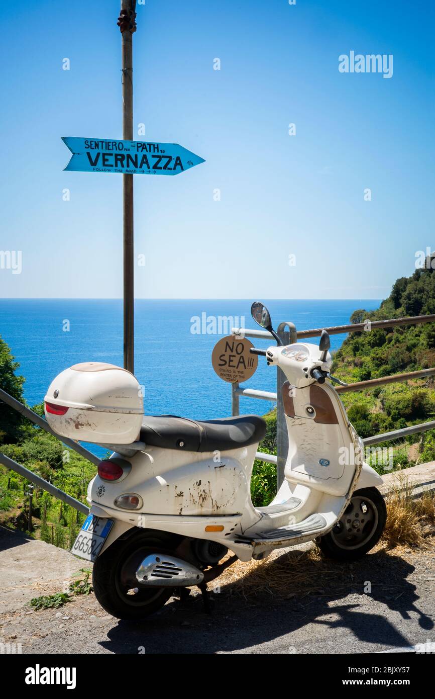 Motorrad-Roller auf der Straße, die weg von Corneglia Dorf, Cinque Terre, Ligurien, Italien, Europa Stockfoto