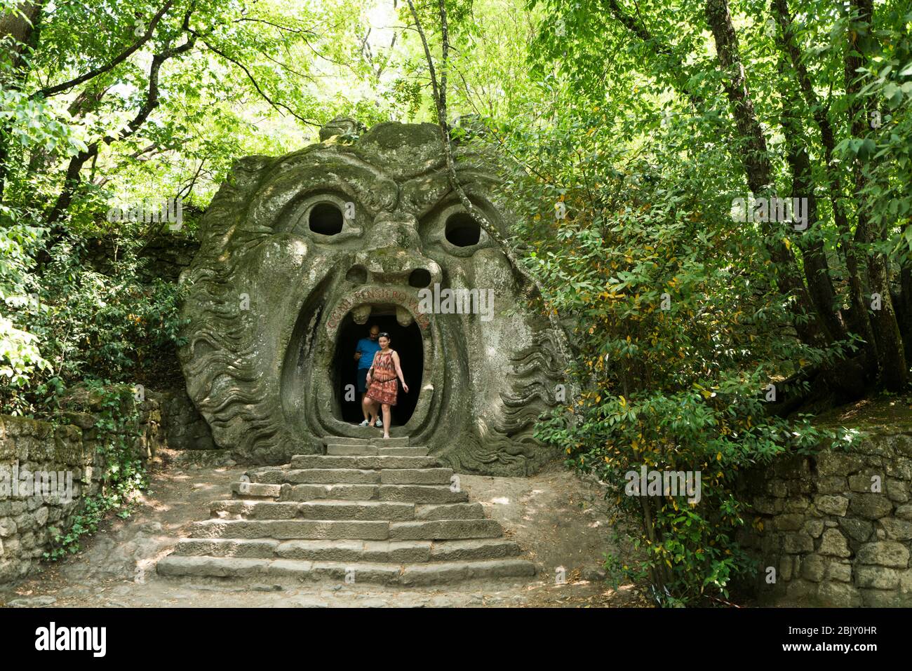 Die Frau und der Ehemann verlassen den Mund der Hölle im Monsterpark, Parco dei Mostri, wurde 1552 von Prinz Pier Francesco Orsini beauftragt, auszuexpre Stockfoto