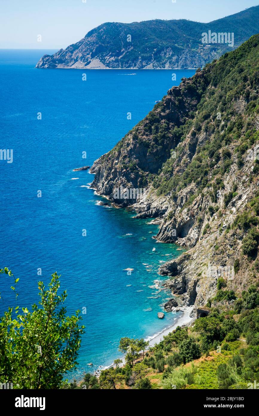 Zwei Personen schwimmen und sonnen sich in einer abgelegenen versteckten Bucht außerhalb Corneglia Dorf, Cinque Terre, Italien, Europa Stockfoto