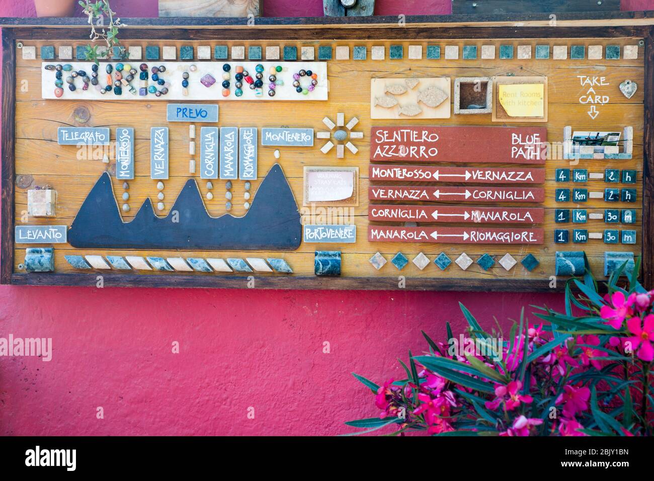 Touristeninformation über den berühmten Cinque Terre Trail auf halbem Weg zwischen Corneglia und Vernazza Dörfern, Ligurien, Italien, Europa Stockfoto