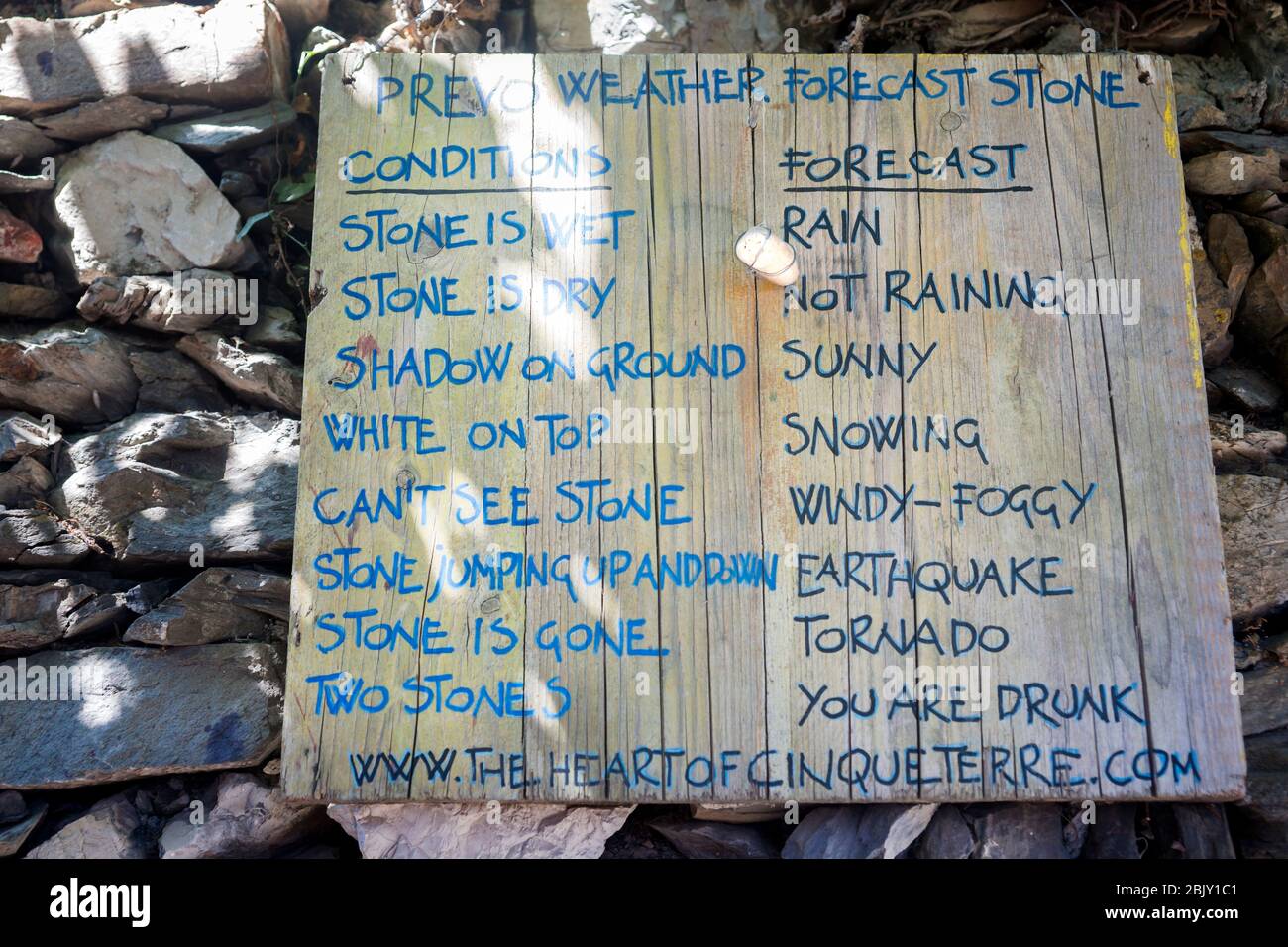 Humorvolle Wettervorhersage für den berühmten Wanderweg auf einem Schild zwischen Corneglia und Vernazza Dörfern in Cinque Terre, Italien, Europa Stockfoto