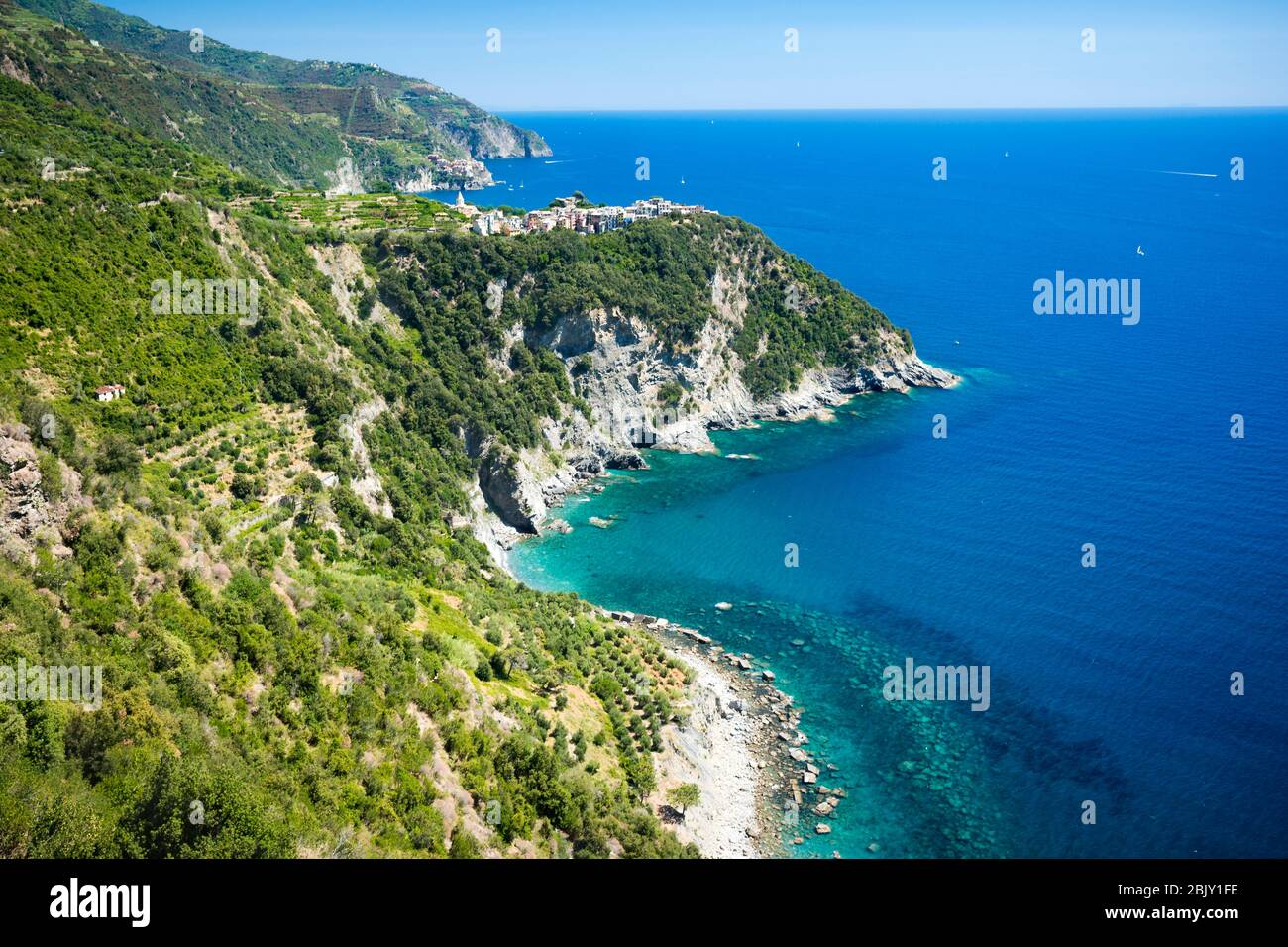 Luftaufnahme des Dorfes Corneglia von berühmten Wanderweg eine Stunde zu Fuß nördlich des Dorfes Richtung Vernazza, Cinque Terre, Italien, Europa Stockfoto