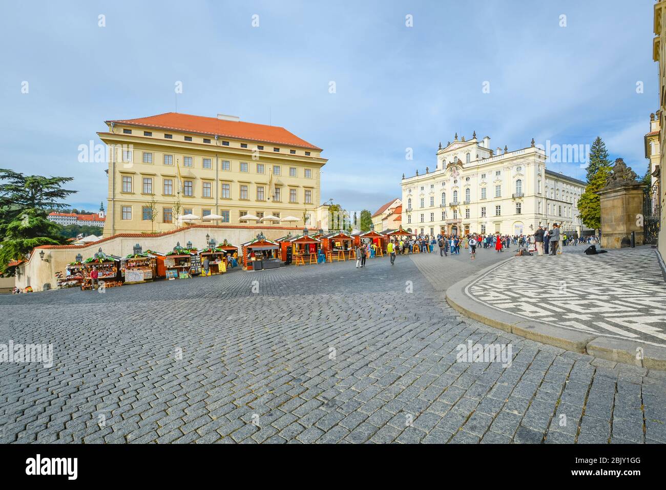 Verkäufer und Verkäufer verkaufen Geschenke und Souvenirs an den Ständen im Freien auf einem traditionellen Marktplatz auf dem Schlossberg in Prag, Tschechien. Stockfoto