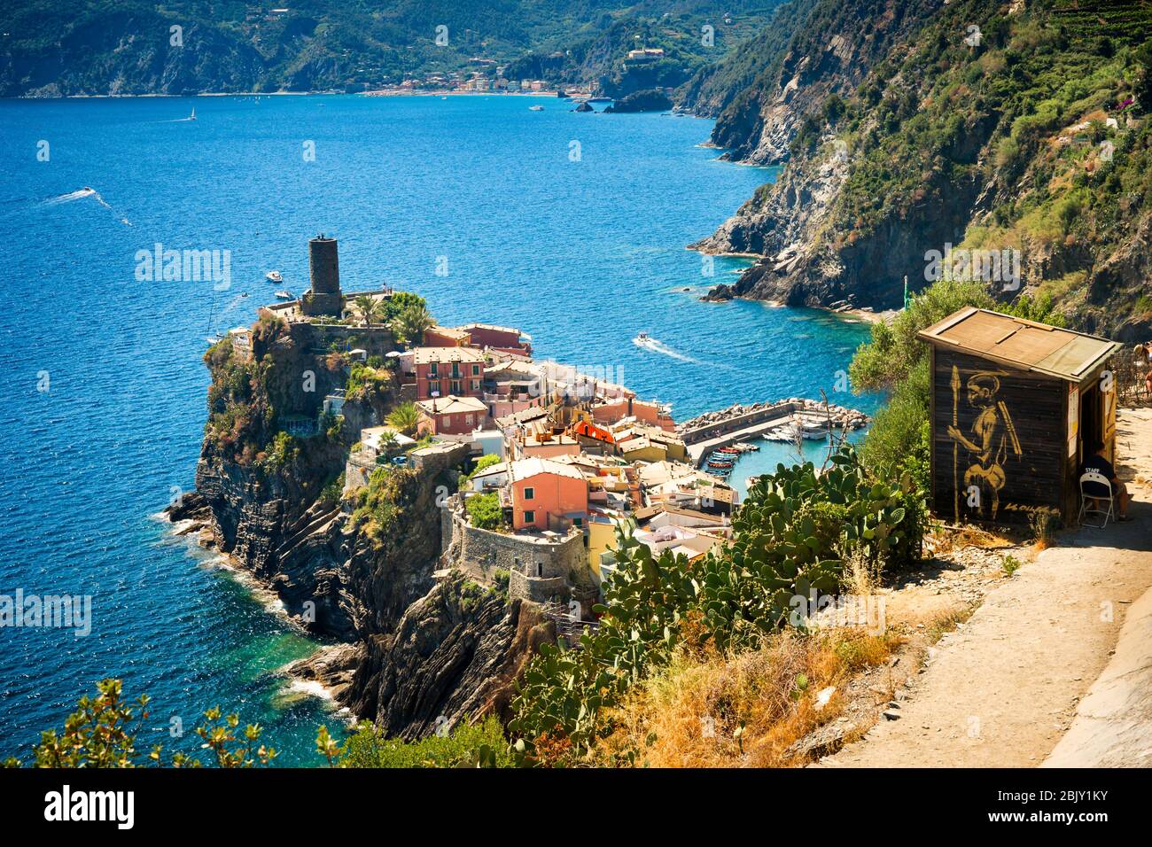 Parkhütte für die Überprüfung der Genehmigung auf dem berühmten Wanderweg außerhalb von Vernazza Dorf, Cinque Terre, Italien, Europa Stockfoto