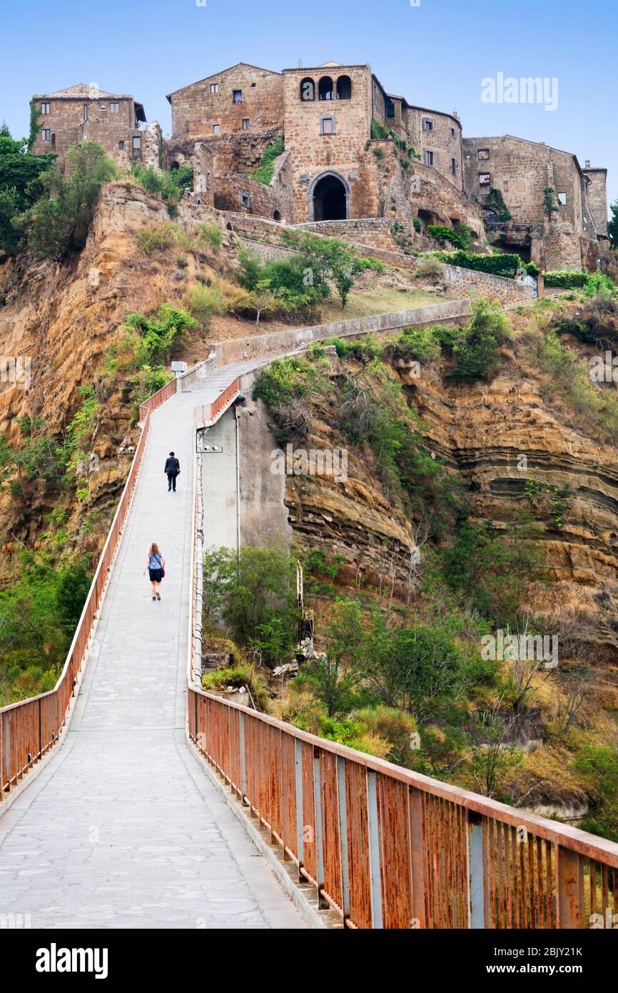 Fußgängerbrücke, die nach Cività di Bagnoregio führt, Civita Bagno, ein altes etruskischen Dorf auf einem Hügel, das auf vulkanischen Tufta-Felsen im Süden thront Stockfoto