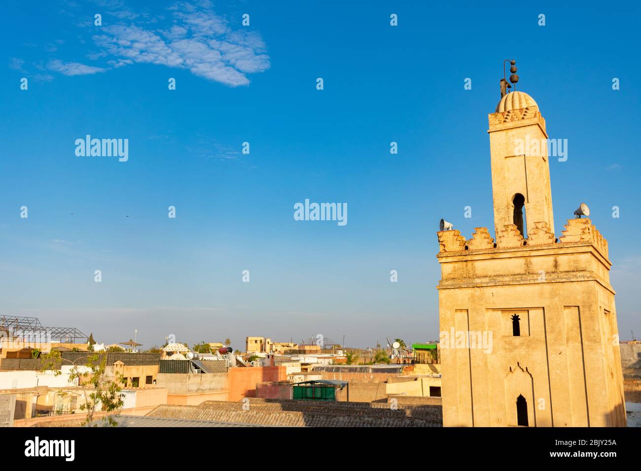 Moschee Minarett über der Medina von Marrakesch Marokko Stockfoto