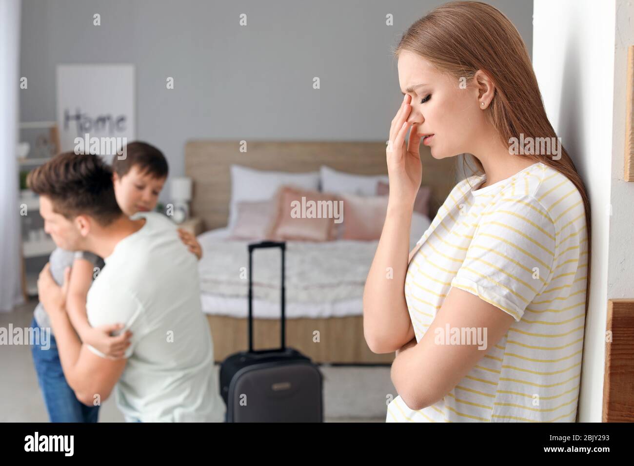 Verärgert Frau und ihr Mann Abschied von seinem Sohn vor dem Verlassen der Familie Stockfoto