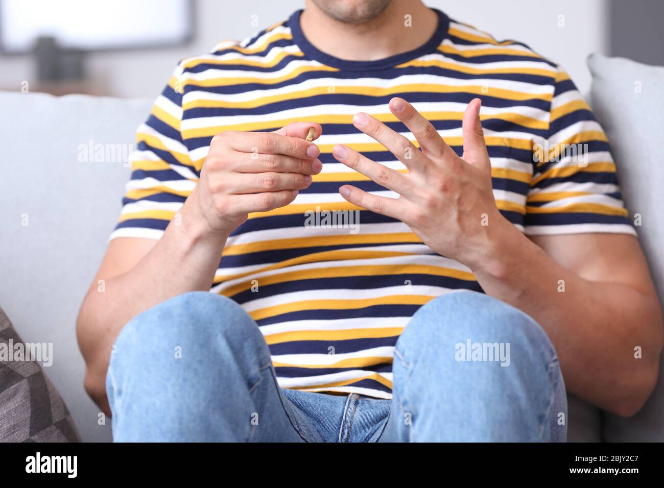 Menschen, die seinen Ehering zu Hause. Konzept der Scheidung Stockfoto