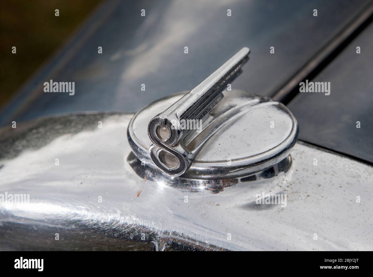 Verzierung der Motorhaube mit Buick 8-Kühlerdeckel an einem 1931er Buick-Auto Stockfoto
