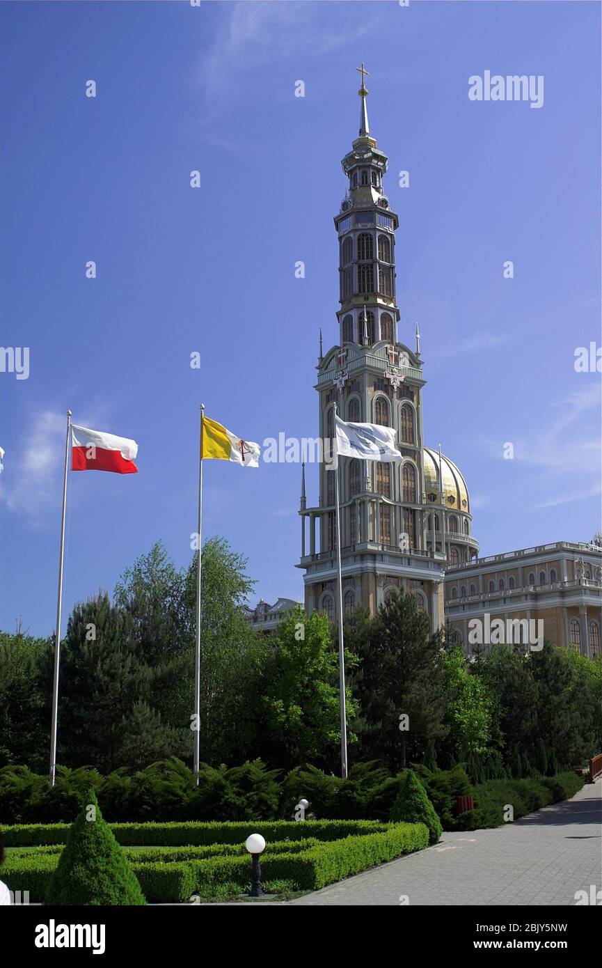 Flechten, Polen - Basilika der Heiligen Maria - Turm gegen den blauen Himmel. Polen - Basilika der Heiligen Maria - Turm. Licheń, Polska - Bazylika - wieża Stockfoto