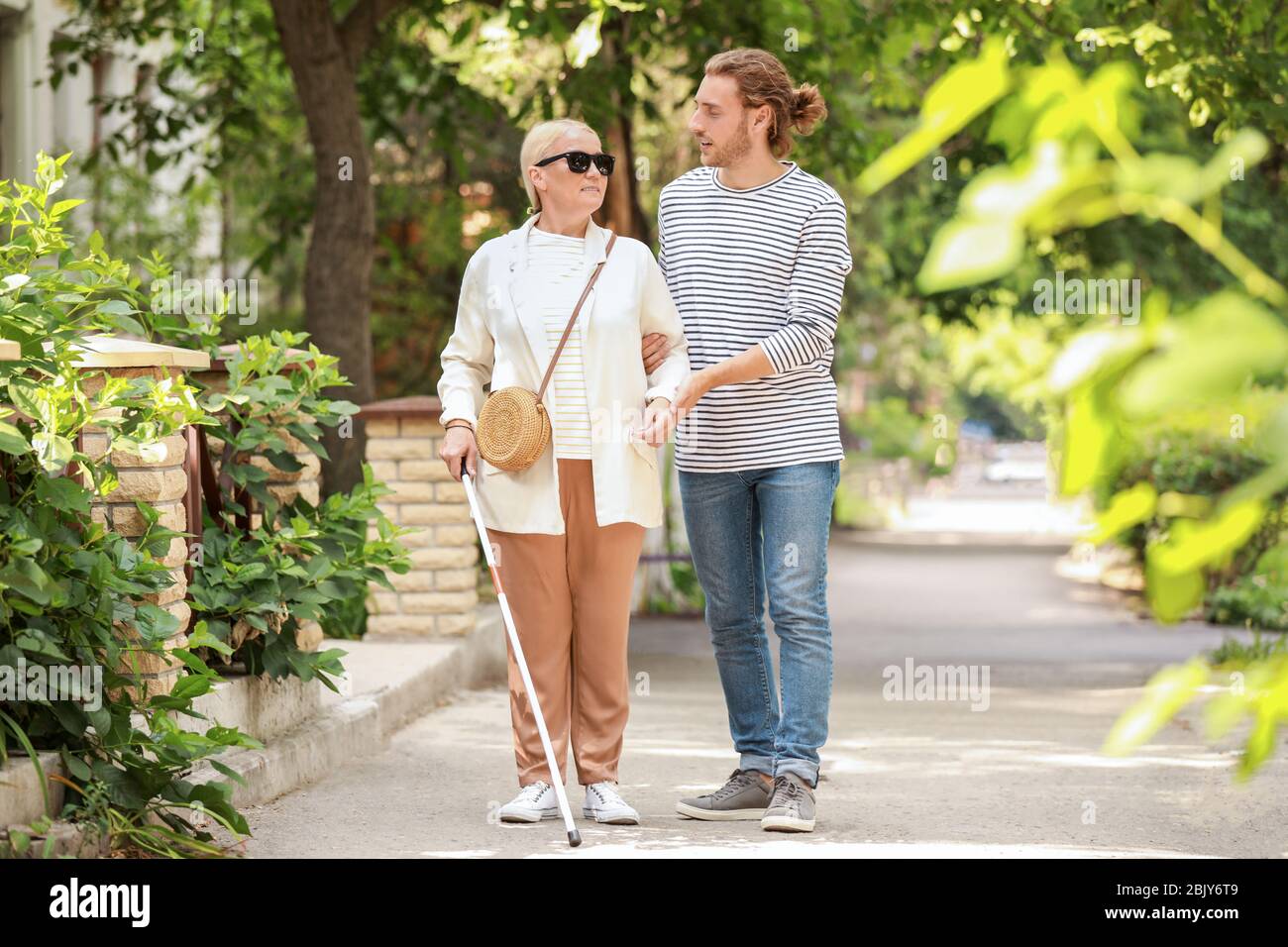 Blind reife Frau mit Sohn im Freien Stockfoto