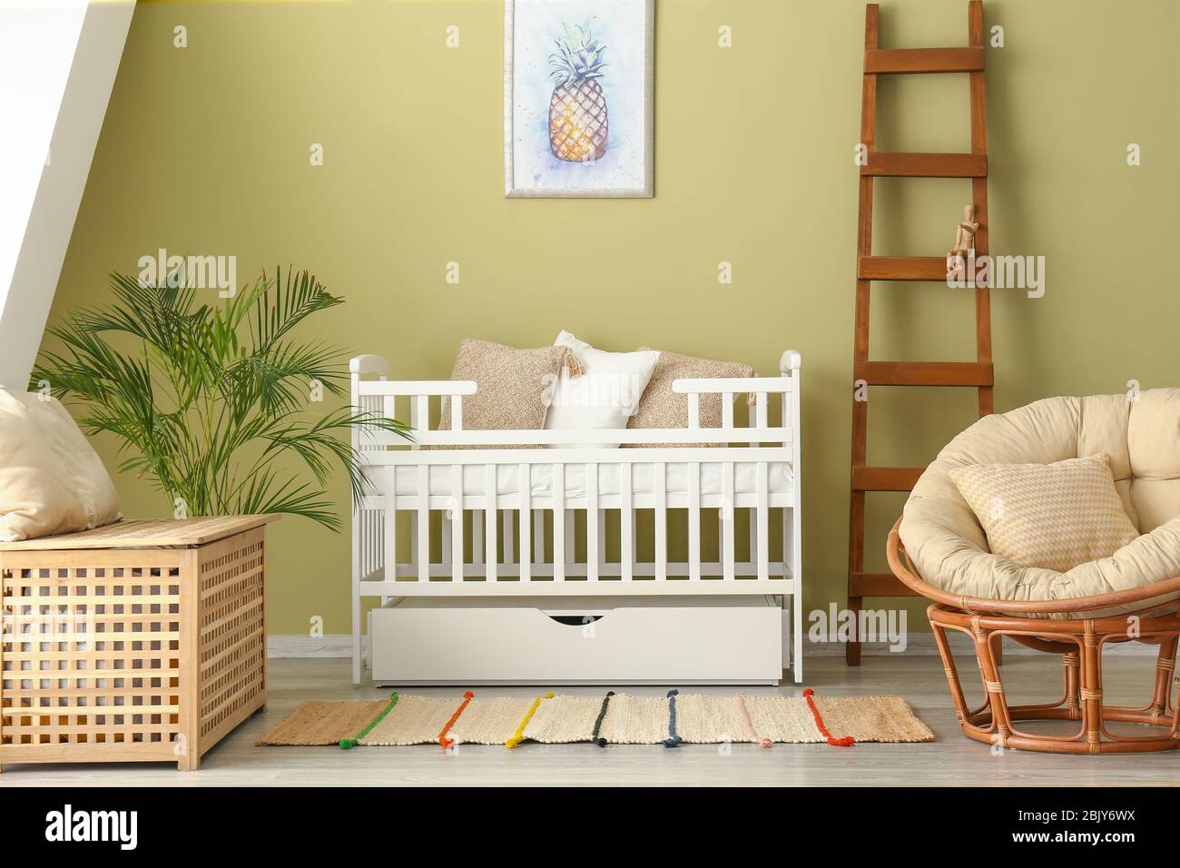 Innenraum des stilvollen Kinderzimmer mit Babybett Stockfoto