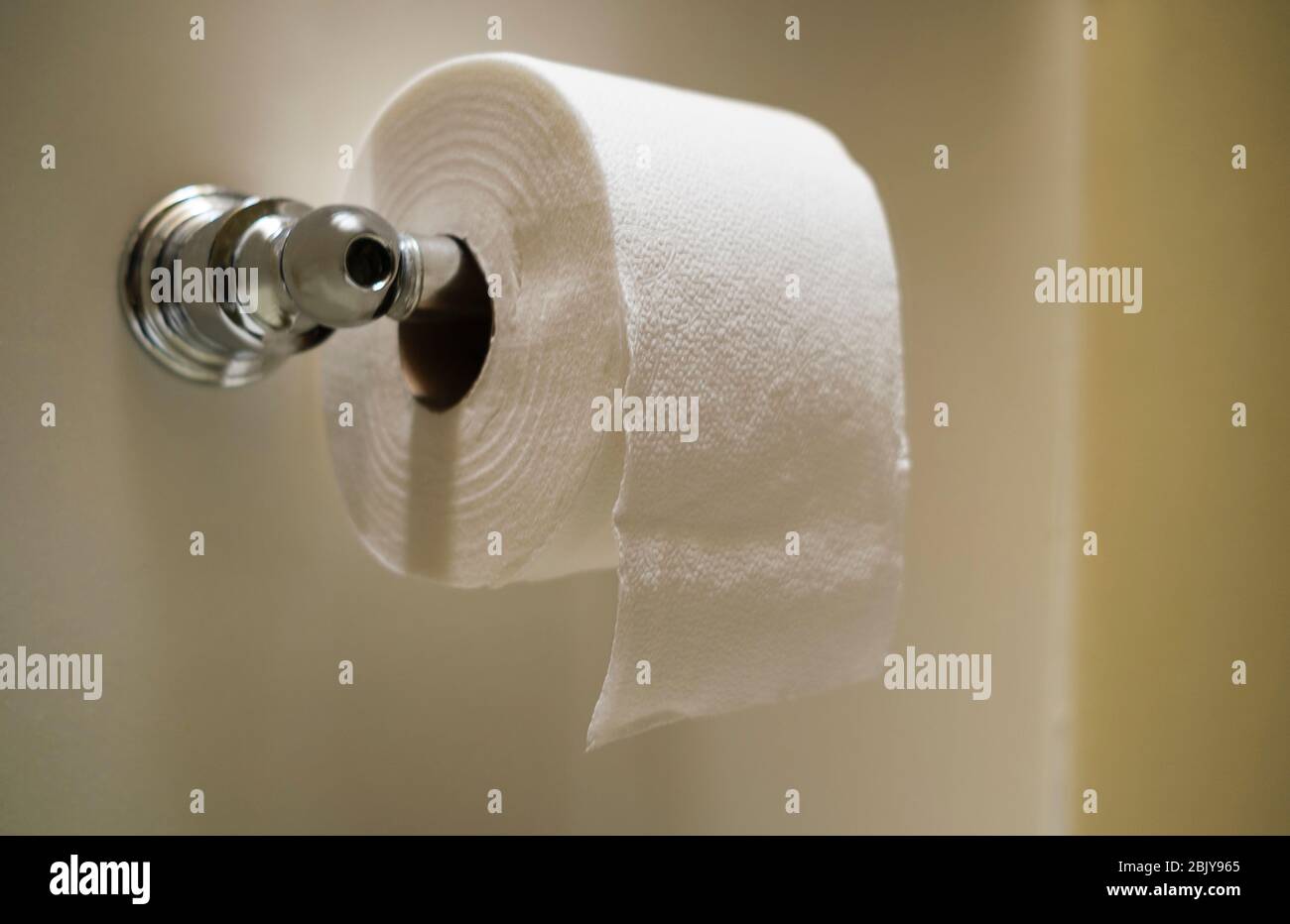 Nahaufnahme von Toilettenpapier auf Toilettenpapierhalter Stockfoto