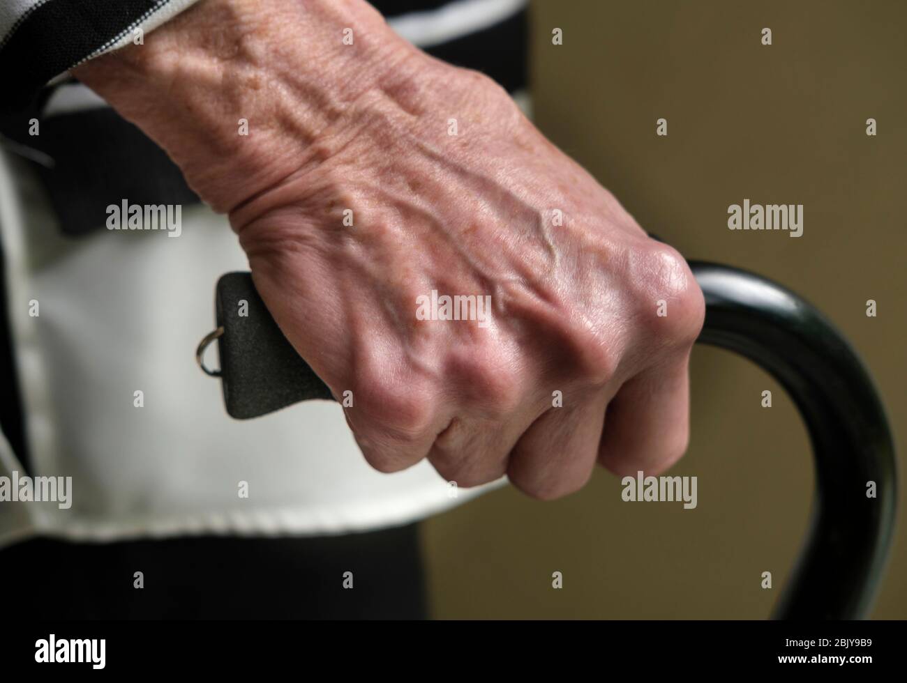 Nahaufnahme der Hand einer älteren Frau, die Stock hält Stockfoto