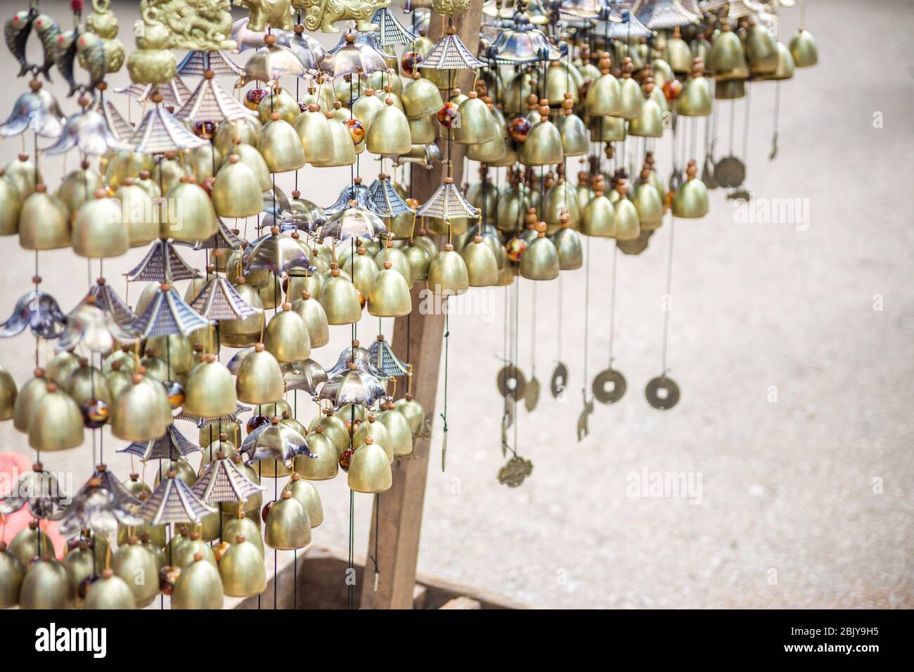 Goldene Glocken, die die Chinesen als Souvenirs gekauft haben. Stockfoto