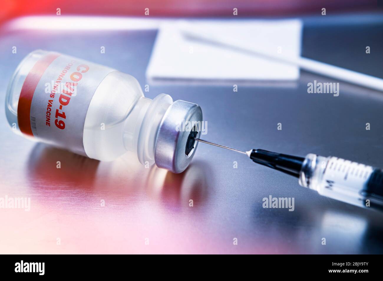 Covid-19 Coronavirus-Impfstoff auf medizinischem Tablett Stockfoto