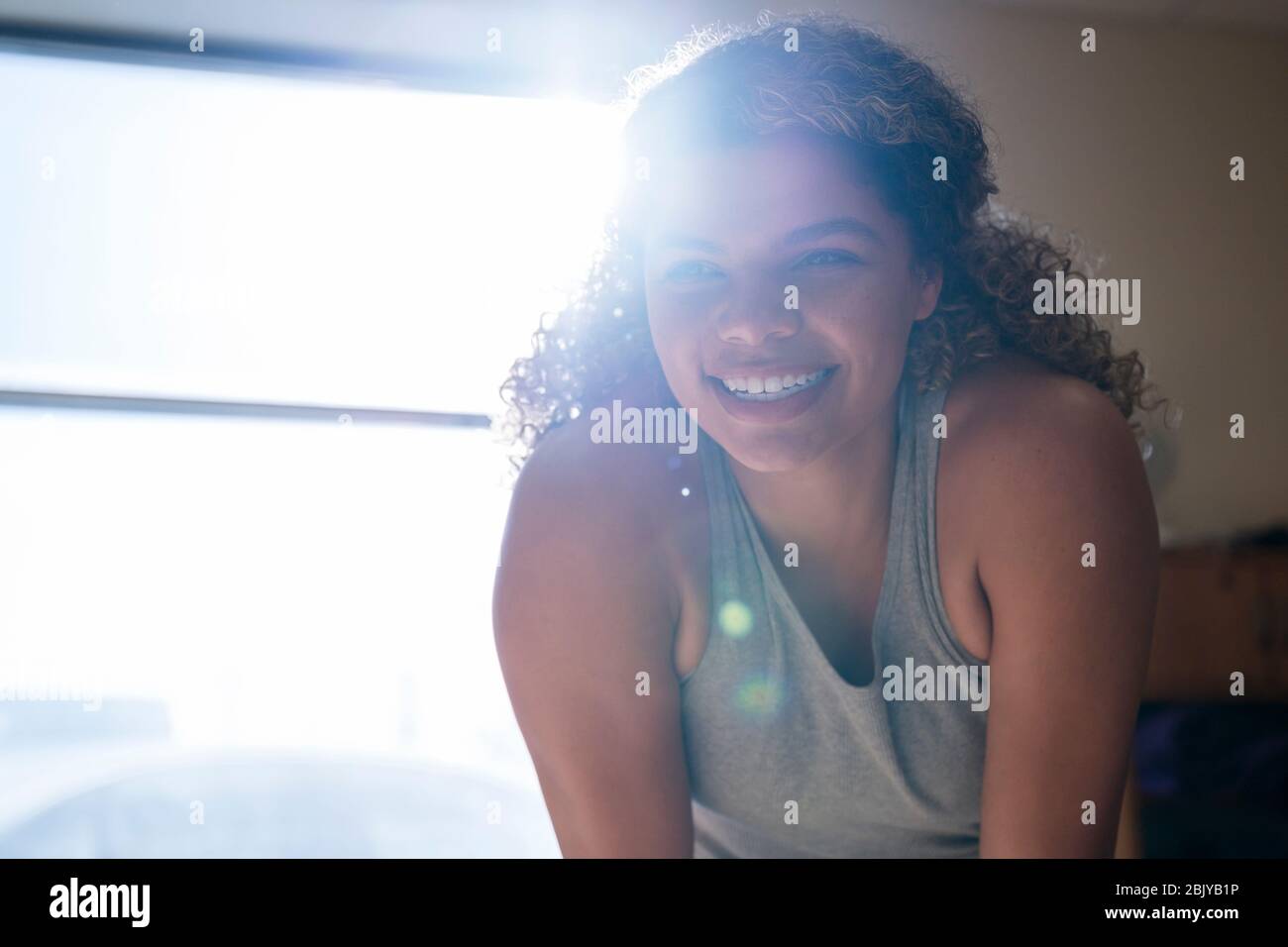 Porträt einer athletischen Frau im Fitnessstudio Stockfoto