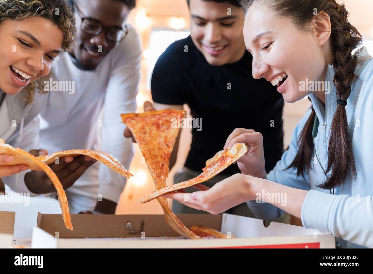 Gruppe von Freunden, die zusammen Pizza essen Stockfoto
