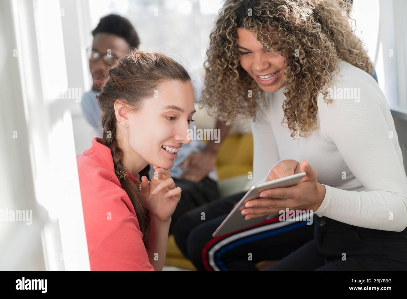 Frau, die ihrem Freund etwas auf tabletÂ zeigt Stockfoto