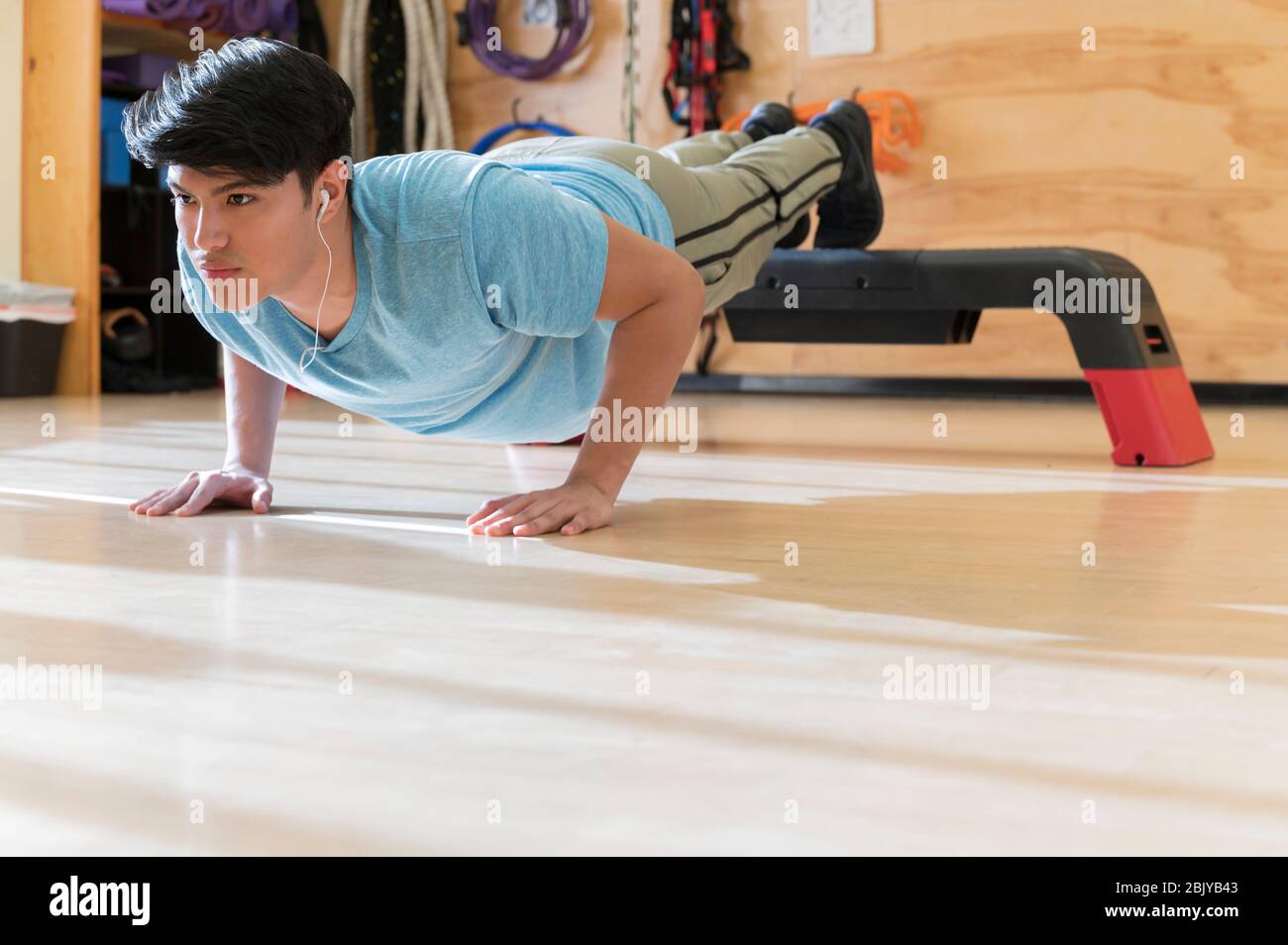 Mann macht Push-up bei gymÂ Stockfoto