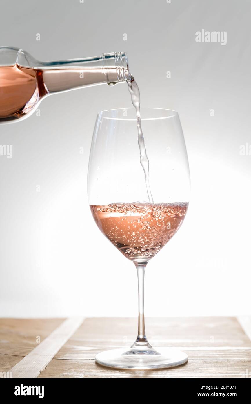 Rose Wein in Glas gegossen Stockfoto