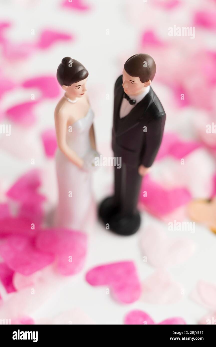 Braut und Bräutigam Kuchen Toppers unter Herz Form confettiÂ Stockfoto