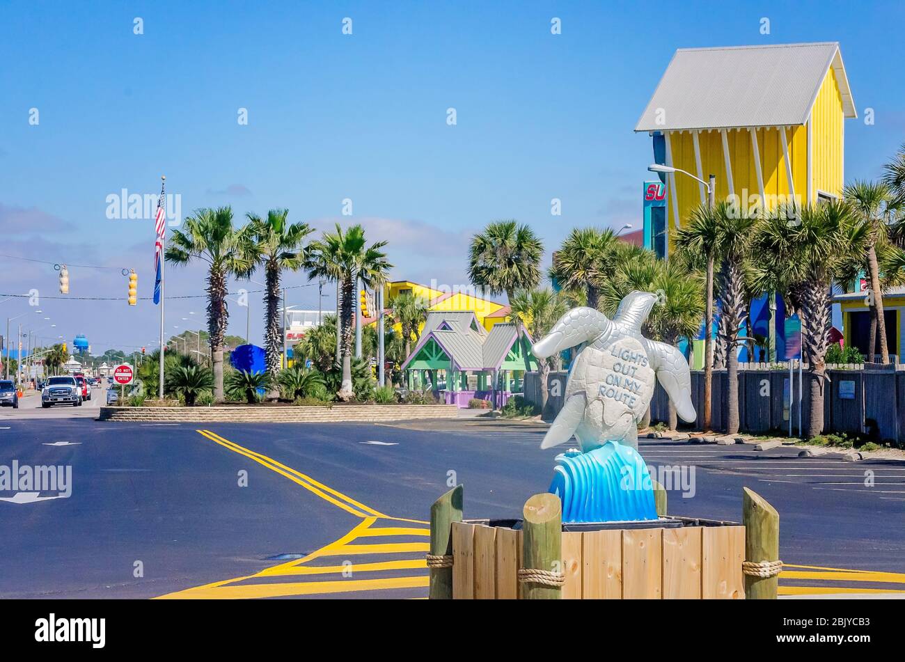 Eine Schildkrötenskulptur steht in der Innenstadt in der Nähe des Strandes als Teil eines öffentlichen Kunstprojekts, 4. März 2016, in Gulf Shores, Alabama. Stockfoto