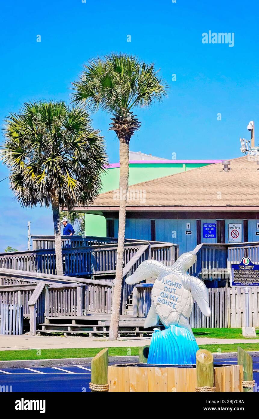 Eine Schildkrötenskulptur steht in der Innenstadt in der Nähe des Strandes als Teil eines öffentlichen Kunstprojekts, 4. März 2016, in Gulf Shores, Alabama. Stockfoto
