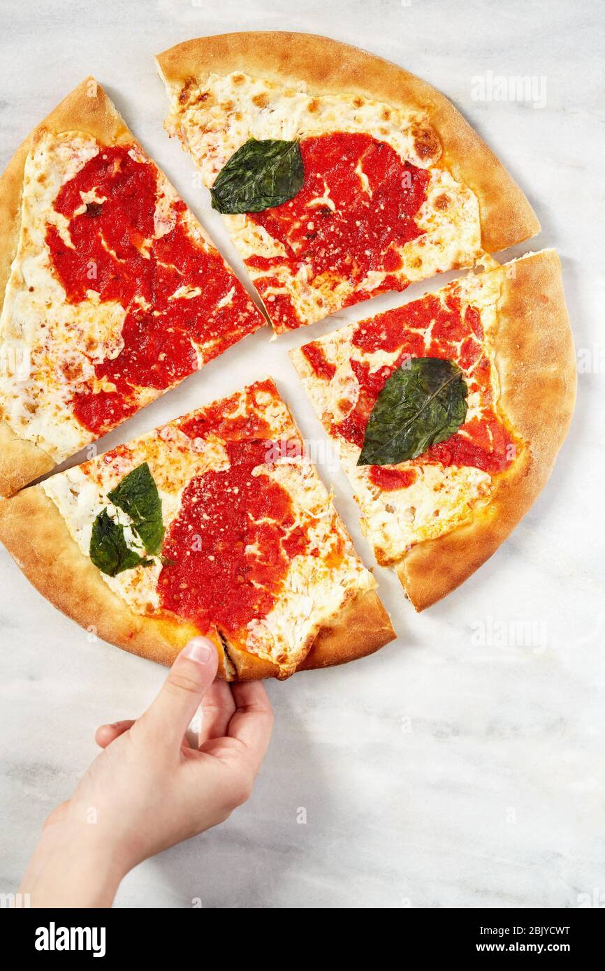 Handgreifende Pizzascheibe Stockfoto