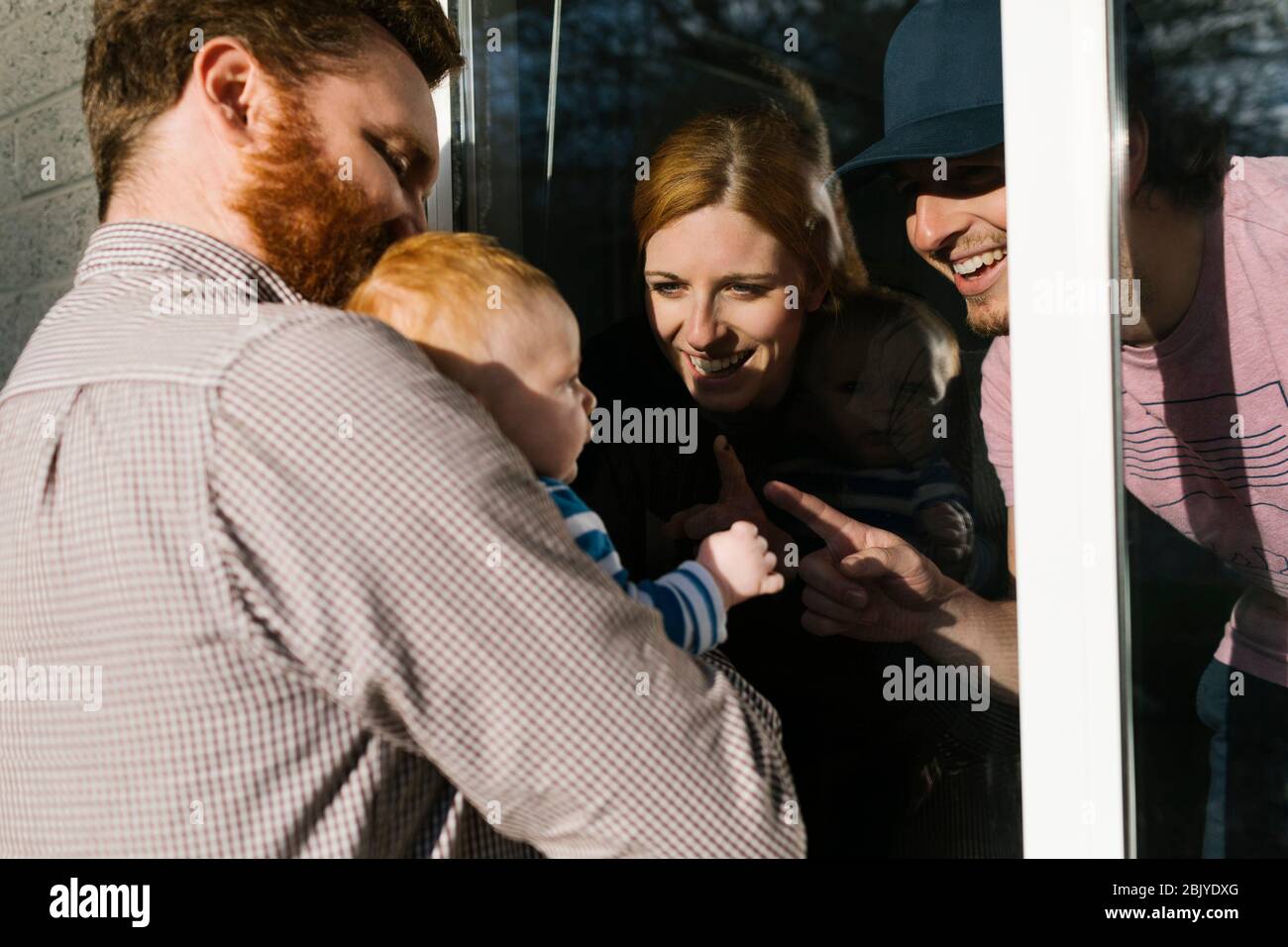 USA, Georgia, Atlanta, Mann mit Baby-Sohn (2-5 Monate) Besuch Familie durch Fenster Stockfoto