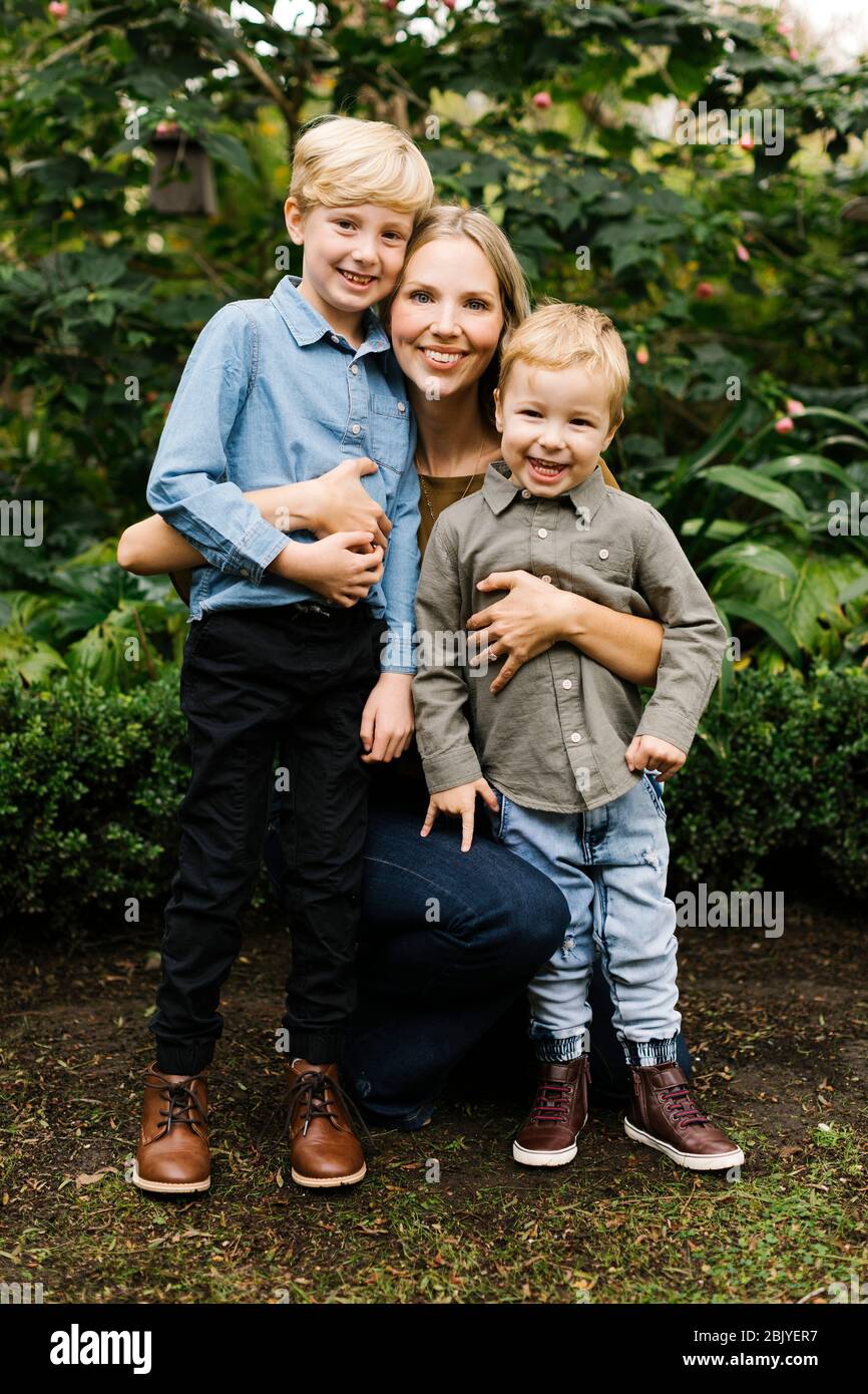 Porträt der Mutter mit Söhnen (4-5, 6-7) Stockfoto