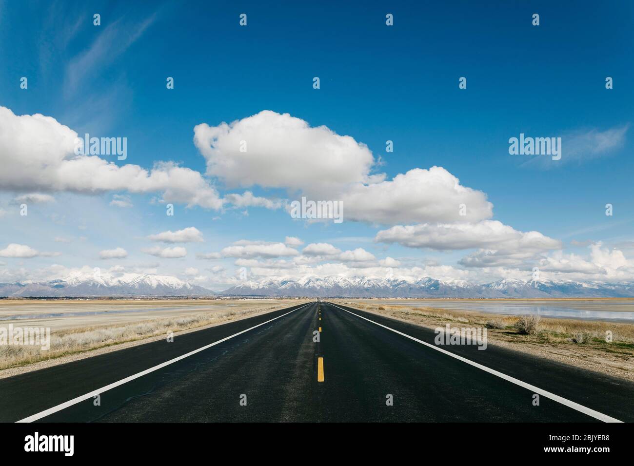 USA, Utah, Salt Lake City, leere Straße in Richtung Berge Stockfoto