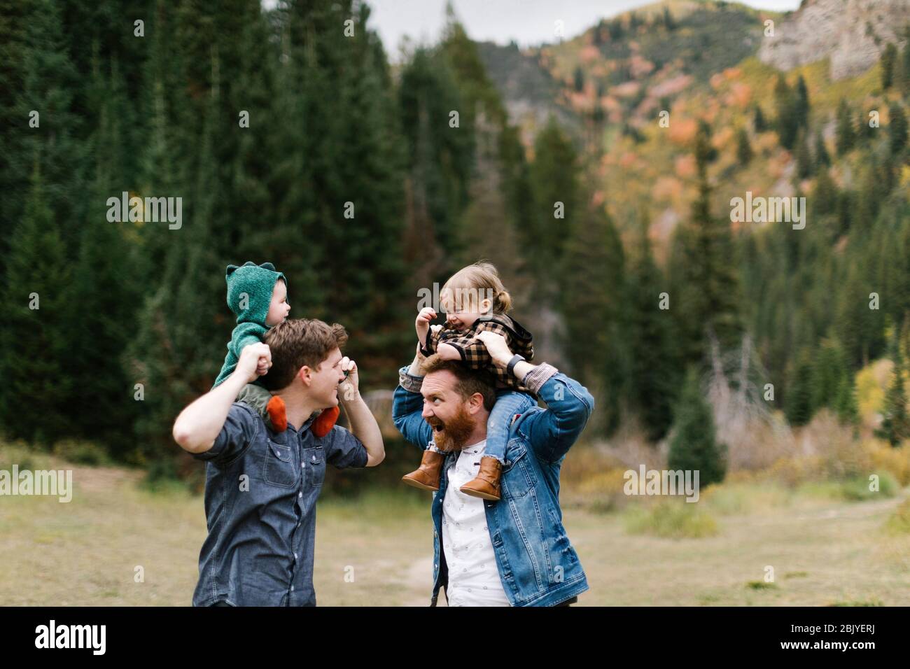 USA, Utah, Salt Lake City, Väter mit Kindern (12-17 Monate) auf den Schultern Stockfoto